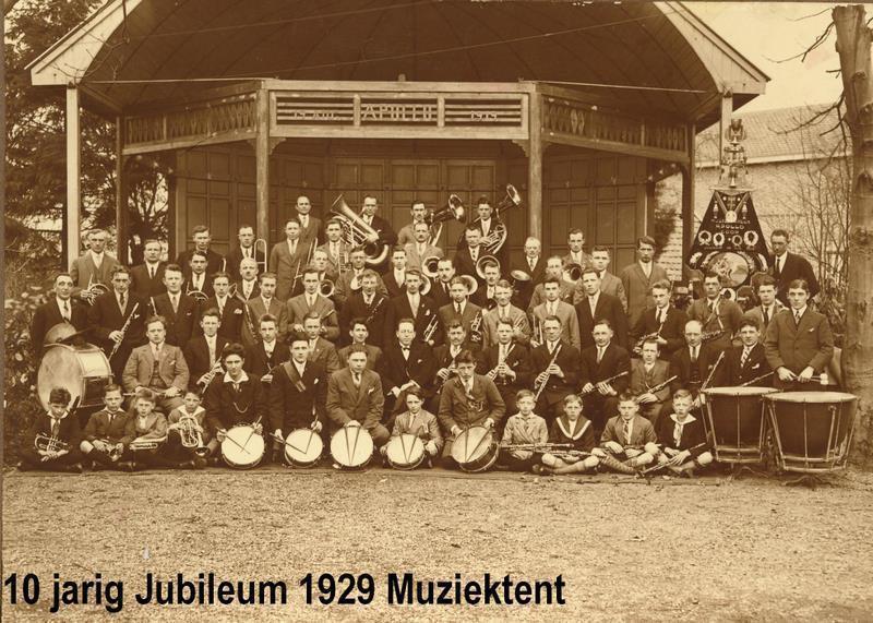 878407304d3573ee325784d2ffdd532884_10 jarig bestaan 1929 muziektent onderschrift